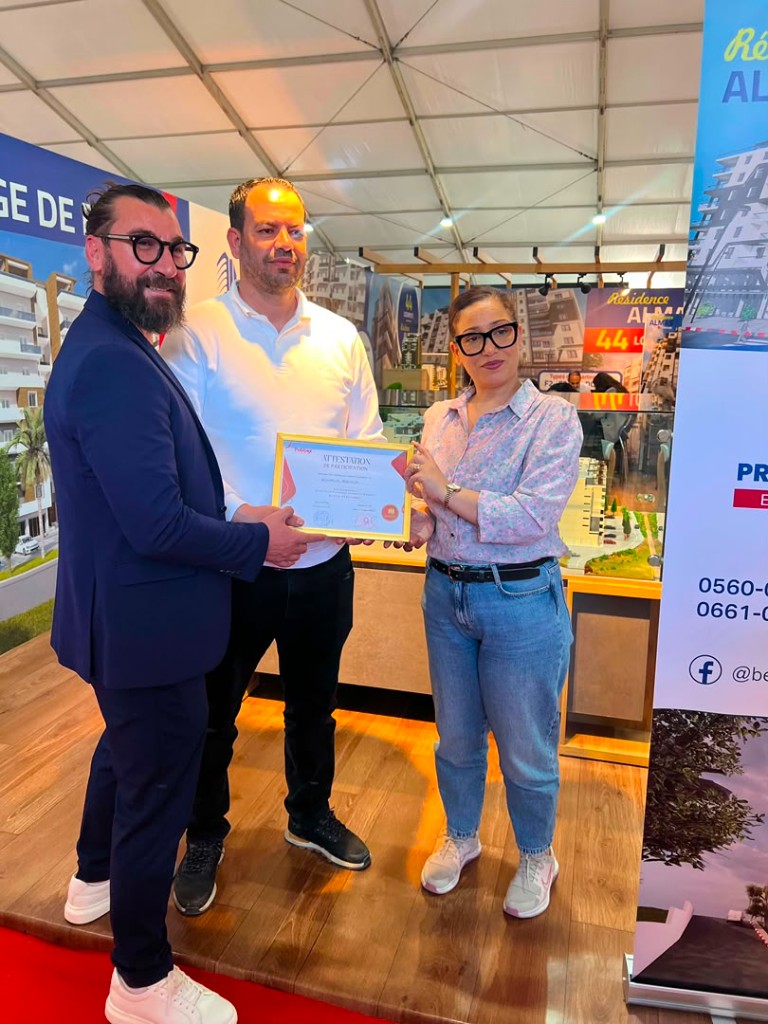 L'équipe Promotion Benchallal A. Halim recevant la récompense